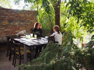 ... hat sich ganz der Genussvielfalt verschrieben, hier der Blick auf die sonnenbeschienen Terrasse im Innenhof des Lokals.