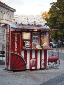 Auch die Stadt selbst, "Downtown Novi Sad" wenn Ihr so wollt, ist einigermaßen kreativ, wie diese heiteren Popcorn-Standln hier ...