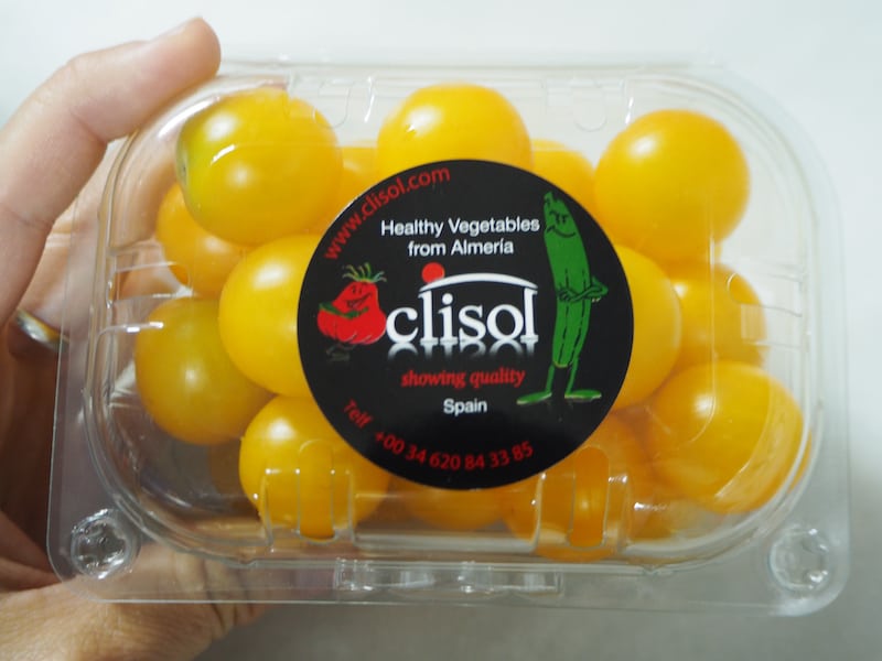 Das von Lola's Firma "Clisol" produzierte Gemüse, wie diese knackigen Cherry-Tomaten hier ...
