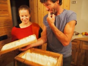 Was genau geschieht denn hier? Gerade im Winter haben Südtirols Bauern beispielsweise ganz viel Zeit für Kreatives, wie die traditionelle Butterherstellung auf ihren Höfen: Über