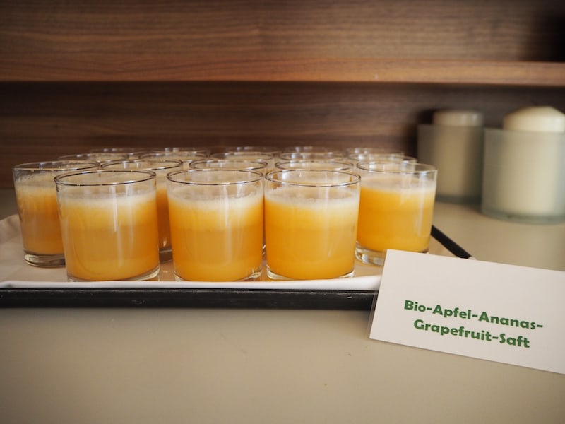 ... und auch die kleinsten "Nahrungsgeschenke" als wertvoll zu erachten: Ich habe unsere Obst-Gemüse-Säfte immer geliebt, auch wenn der Fruchtzucker aus ihnen tagelang unsere einzige Nahrungsquelle darstellte.