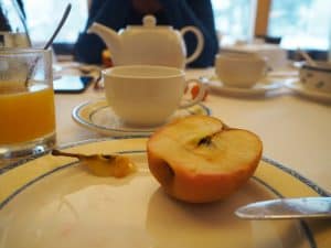 ... und Gott ist das gut, nach dem Fasten wieder zu essen: Genussvoll verbringen wir nach sechs reinen Trinktagen fast eine Stunde damit, einen ganzen Apfel (!) zu verspeisen ...