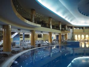 Zum Aufwärmen bieten sich die Mineralwasser-Thermen des Wellness-Hotel Izvor, im nahe gelegenen Arandjelovac an ...