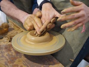 ... in dem Besucher ebenso angehalten sind, selbst Hand anzulegen und ihre eigene Keramik zu gestalten!