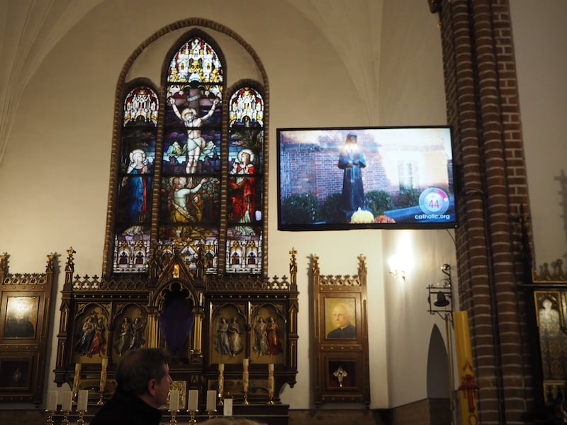 ... werden wir wenig später in die angrenzende Kirche geführt ...