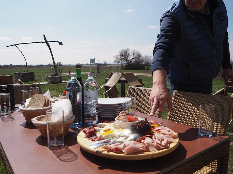 ... und zu guter Letzt noch dieser Genusstipp hier: Beim ... könnt Ihr Euch eine pannonische Jause servieren lassen! Unvergleichlich fein, in der Sonne und mit Blick auf die in der Ferne weilenden Graugänse!