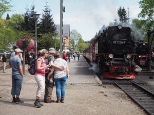... wie gut, dass der Harz auch die "Pensionisten-Option", sprich die Reise mit der alten Dampflokomotive bietet !
