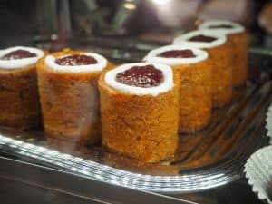 ... einzigartig auch in Porvoo: Diesen berühmten Kuchen hier gibt es im restlichen Finnland nur im Februar, hier aber das ganze Jahr, da dessen ursprüngliche Bäckerin aus der Stadt stammt!