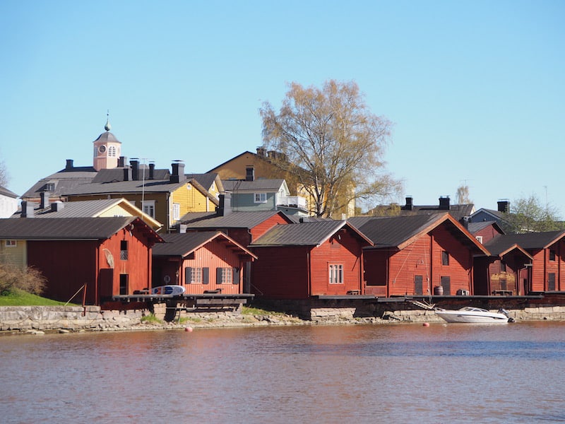 Der Blick auf die entzückenden alten Speicher der Kleinstadt Porvoo ...