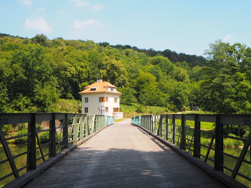 ... über die erst 1990 wieder eröffnete Brücke über die Thaya Richtung Tschechien ...