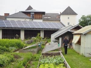 ... und so hat das Kloster Wernberg auch einen starken sozialen wie progressiven Charakter, der sich nicht zuletzt in der neu installierten Photovoltaikanlage hier am Dach der Gerätescheune im Kräutergarten zeigt.