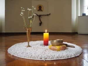 ... neben der Möglichkeit, die Schwestern beim Gebet zu begleiten, gibt es auch einen eigenen Meditationsraum, um sich zurück zu ziehen ..