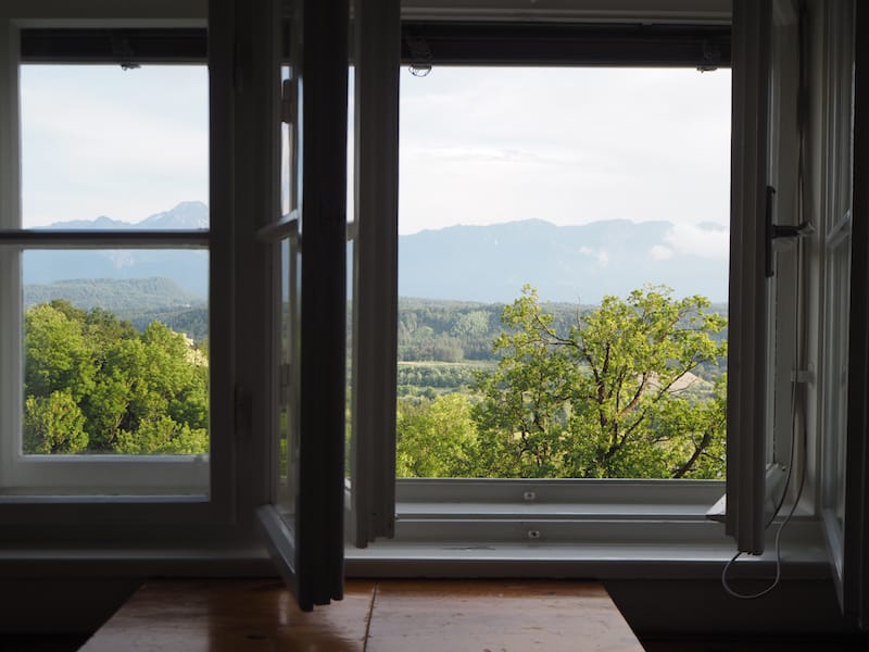 Ankommen und aufatmen: Zum Beispiel beim Blick auf die Berge vom "Turmzimmer" im Kloster aus ...