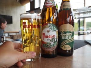 Wichtig: Bei einem Gläschen regionalen Bier diskutiert es sich besser, wie beispielsweise hier in der ...