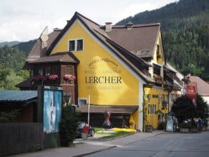 ... sowie das Hotel Lercher ...