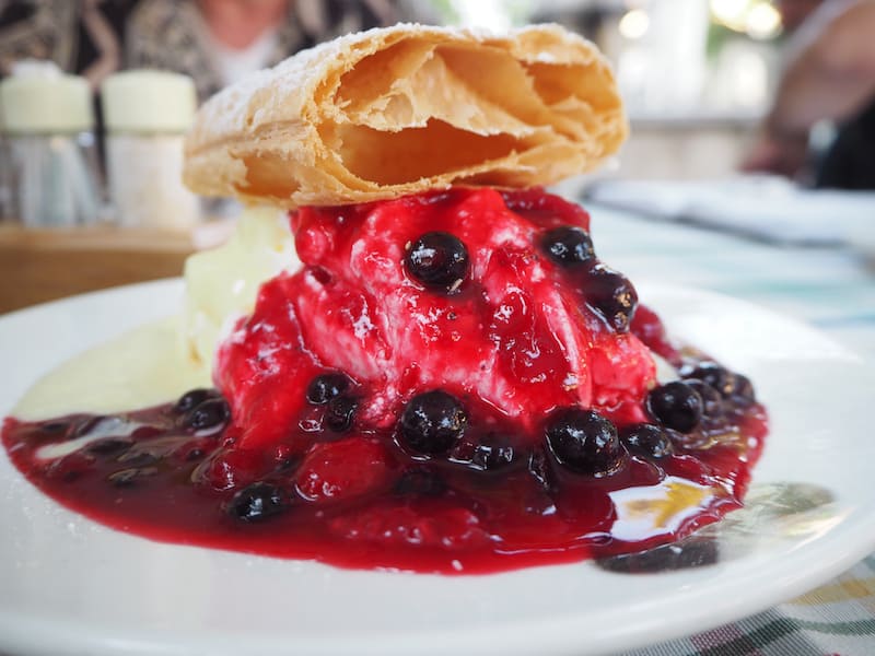 ... und obendrein erwartet uns bei unser Rückkehr in das Stiftrestaurant des Stift Heiligenkreuz das hier: Eine süße Köstlichkeit, die ihresgleichen sucht!