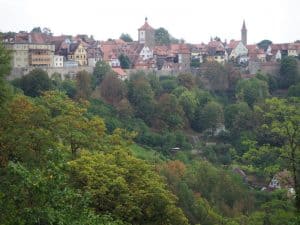Rothenburg ob der Tauber profitiert neben seiner Altstadt-Romantik von der schönen Lage am Felsen über dem Fluss ...