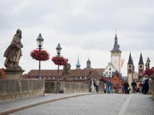 ... sowie am Fluss Main, über den die Marienbrücke hinein in die Altstadt Würzburgs führt.