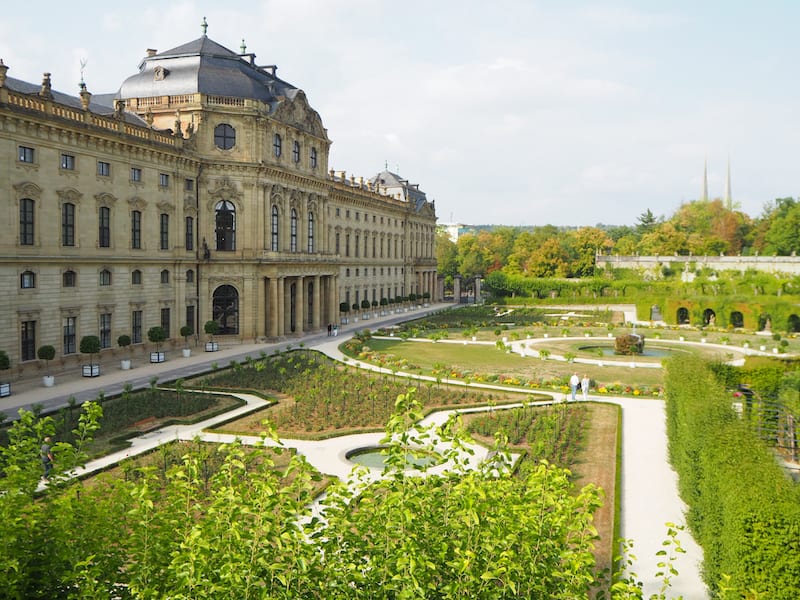 ... doch zunächst einmal: Verklärte Romantik pur bei der Außenansicht der berühmten Residenz & Gärten von Würzburg ...