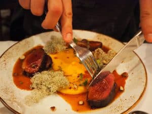 ... das "Hôtel-Musée Premières Nations" selbst bietet schließlich feinste Gerichte in seinem Restaurant "La Traite" an ...