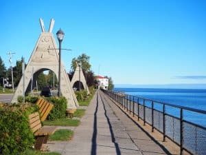 Auch an der Uferpromenade von Mashteuiatsh, am See Saint-Jean, befinden sich Hinweise auf die Kultur der Ilnu ...