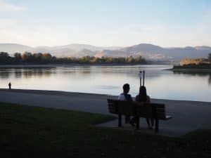 Wege zur Entspannung bietet der "Riverside Heritage Park" am unteren Ende der Stadt: