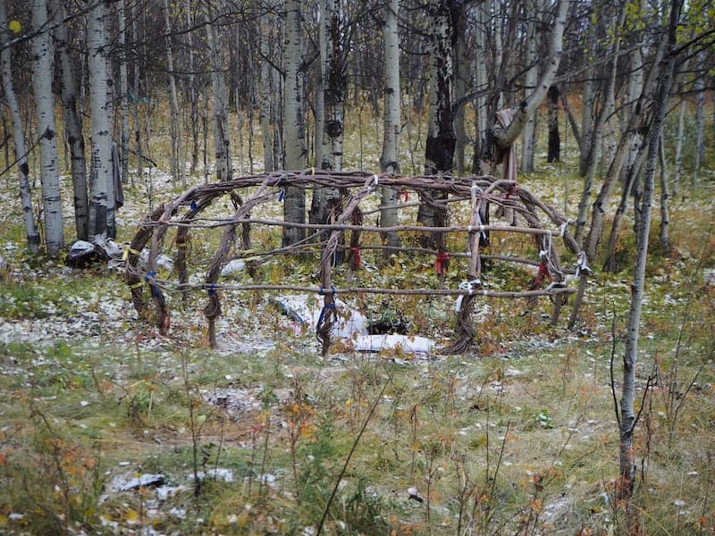 ... eine Original-Sweat-Lodge mitten im Wald deutet auf Spuren früherer Besiedlung ...