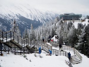 Oben angekommen: So schön ist die Bergwelt von Banff mit Blick auf die Bergstation der Gondelbahn ...