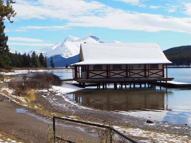 Auch der Maligne Lake (hier mit verschneitem und für die Saison bereits geschlossenen Bootshaus) begeistert uns ...