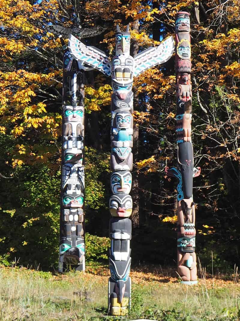 ... im Stanley Park die berühmten Totempfähle der First Nation Ureinwohner dieses Teils von Kanada bestaunen ...