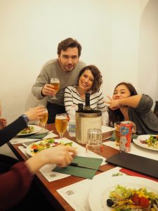 . das gute Essen und die gesellige, heitere Atmosphäre mit neuen Freunden und Bekannten sowieso.