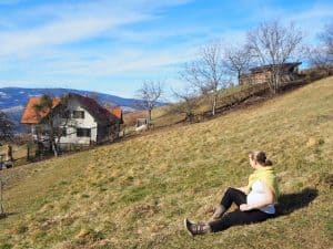 "Babymoon be like": Jahreszeitlich bedingt die ersten Frühlingssonnenstrahlen auf der Wiese am Pöllauberg in der Steiermark, nahe dem Bio-Wellness-Hotel Retter genießen ...!