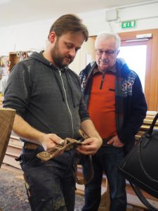 ... der Menschen am Kärntner Weissensee stellt uns Naturpark-Obmann Franz Schier (hier im Hintergrund) den charismatischen Bootsbauer Michael Winkler vor, der neben Booten aus Holz auch mal Gürtel fertigt ...!