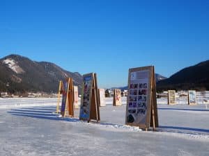 Auch das ein "nachhaltig-einzigartiges" Zeichen: Eine Fotoausstellung mitten auf dem Eis am Kärntner Weissensee!