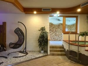 Auch der "klassische Wellnessbereich" mit Sauna, Massage- und Heubadmöglichkeiten ist um einige moderne Elemente angereichert worden ...