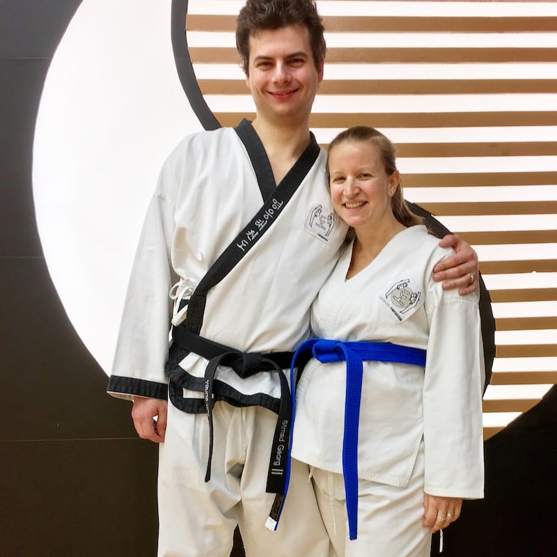 Georg und ich in einer der letzten gemeinsamen Taekwondo-Trainingsstunden. So gerne ich schwanger bin und diese Zeit als schön und einzigartig empfinde, so sehr freue ich mich auch schon wieder auf die Möglichkeit, Sport ausüben zu können.