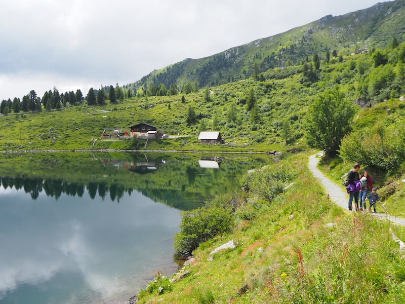 Unser Fazit: Der Falkertsee für sich ist schon eine Reise wert, die zusätzlichen "Stationen" wie Hütten, Hotel & Heidi-Alm runden das Angebot hier perfekt ab.