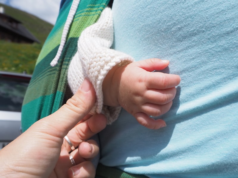 Heißer Tipp: Ein Baby-Jäckchen aus Merino-Strickwolle. Liam hat selbige von unseren lieben Freunden in Neuseeland geschickt bekommen : Die Wolle temperiert wunderbar und gleicht Hitze wie Kälte am Berg perfekt aus.