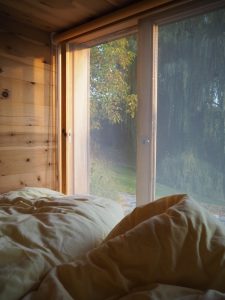Innen drin ist es ultra gemütlich: Mit diesem Blick in die Natur wachen wir, in die warmen Betten gekuschelt, auf ...