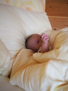 ... Sohnemann Liam kuschelt mit uns, ein kleines Baby-Nest wie wir es ihm aus Decken und einer kleinen Matratze gebaut haben, passt auch gut rein ...