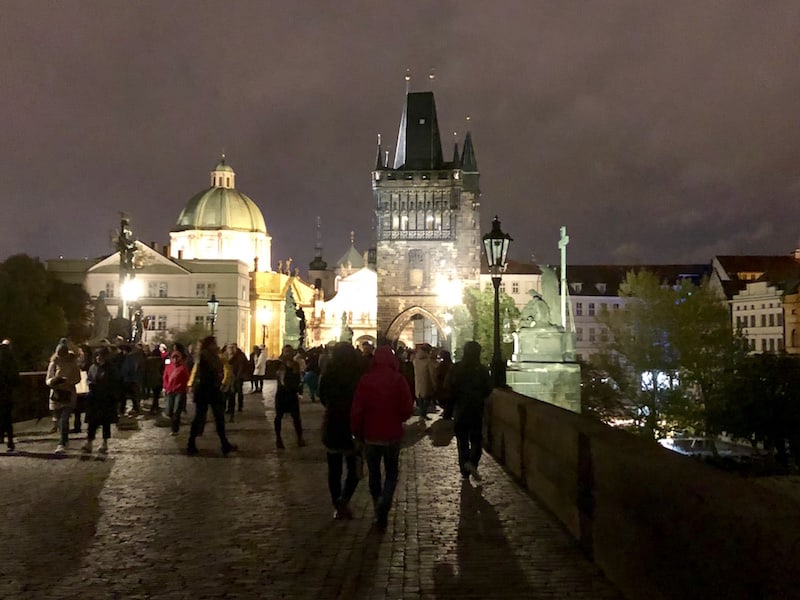 Dieses Bild von Prag ist ca. um halb acht Uhr abends entstanden (mit Blick Richtung Innenstadt), und es ist betont "wenig" los um diese Zeit ..!