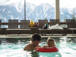 Wenn schon Babyschwimmen, dann aber "richtig": Vor der grandiosen Kulisse der Tiroler Bergwelt.