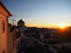 Auch der Sonnenuntergang ist hier ein Traum: Blick von unserem Balkon in der Pousada de Juventude über die Altstadt von Évora.