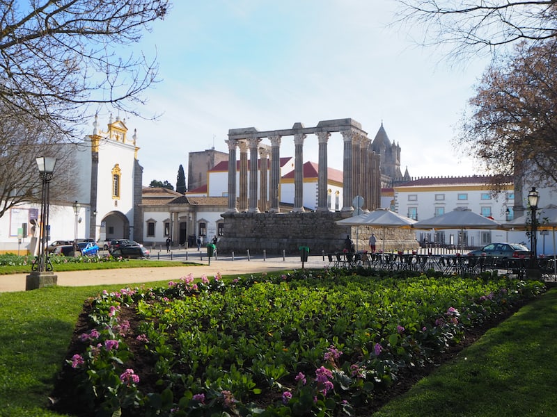 Die zauberhafte Stadt Évora, Hauptstadt der portugiesischen Region Alentejo, bietet zahlreiche geschichtliche Epochen auf einen Blick: Tempel & Aquädukt aus der Römerzeit, Kathedrale aus dem Mittelalter.