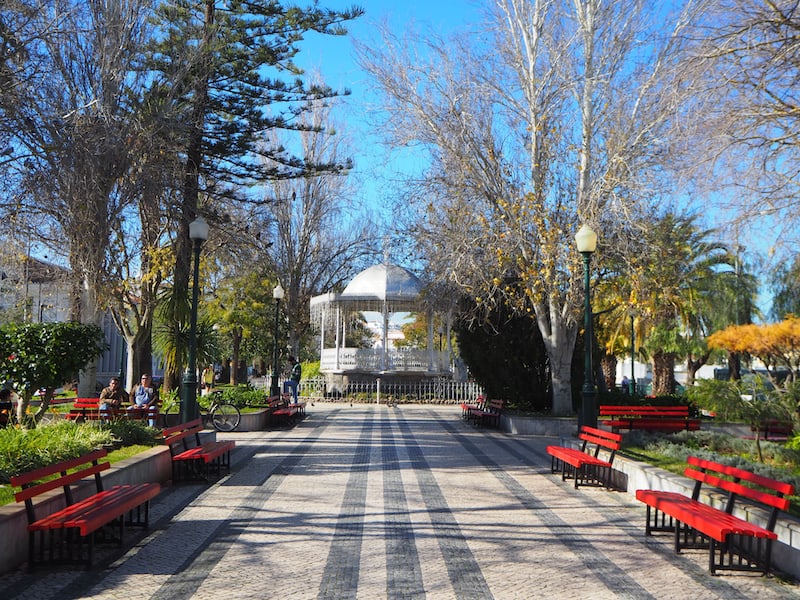 Altstadtpromenade am Ufer des Flusses Gilão: Von hier aus gibt es mehrere Boote, die regelmäßig die umliegenden Lagunen und Inseln rund um Tavira ansteuern.