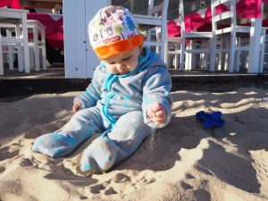 ... und dann Liam buchstäblich in den Sand gesetzt. Es geht nichts über ein Baby, das zum ersten Mal in seinem Leben Sand sieht und fühlt ... ein wunderschönes Erlebnis für uns als junge Familie!