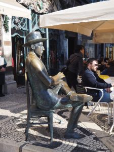 Nahe der Metro Baixa-Chiado könnt Ihr kurz beim berühmten Schriftsteller Fernando Pessoa Platz nehmen ...