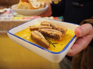 ... gefolgt von köstlichen Sardinhas (Sardinen), für die die Küche Portugals so typisch ist ...