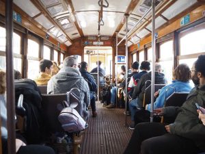 Nicht vergessen: Eine Fahrt mit der berühmten "Tram 28", die die gesamten Sehenswürdigkeiten der Altstadt von Lissabon im wahrsten Sinne des Wortes "abklappert" ...