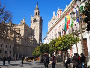 Die Farbenpracht rund um die ehemalige Königsresidenz von Sevilla, genannt "El Alcázar de Sevilla", beginnt schon hier am Hauptplatz samt Kathedrale ...